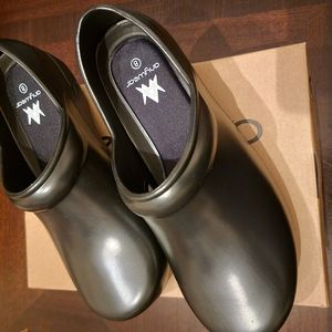 Anywear footwear clogs